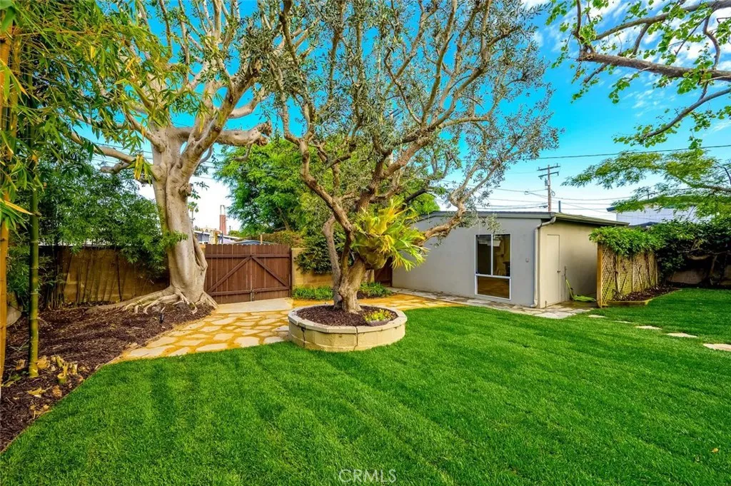 1962 Fullerton Avenue