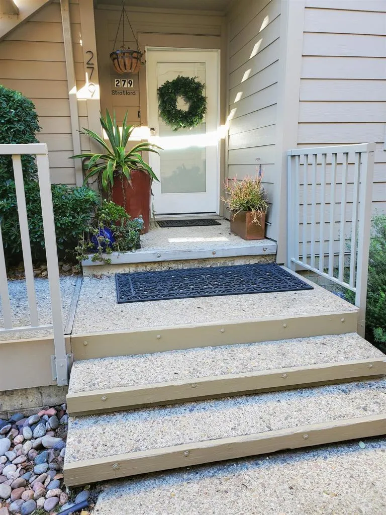 279 Stratford Court