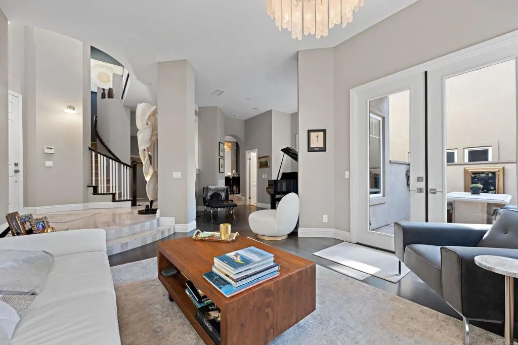 834 S Cedros