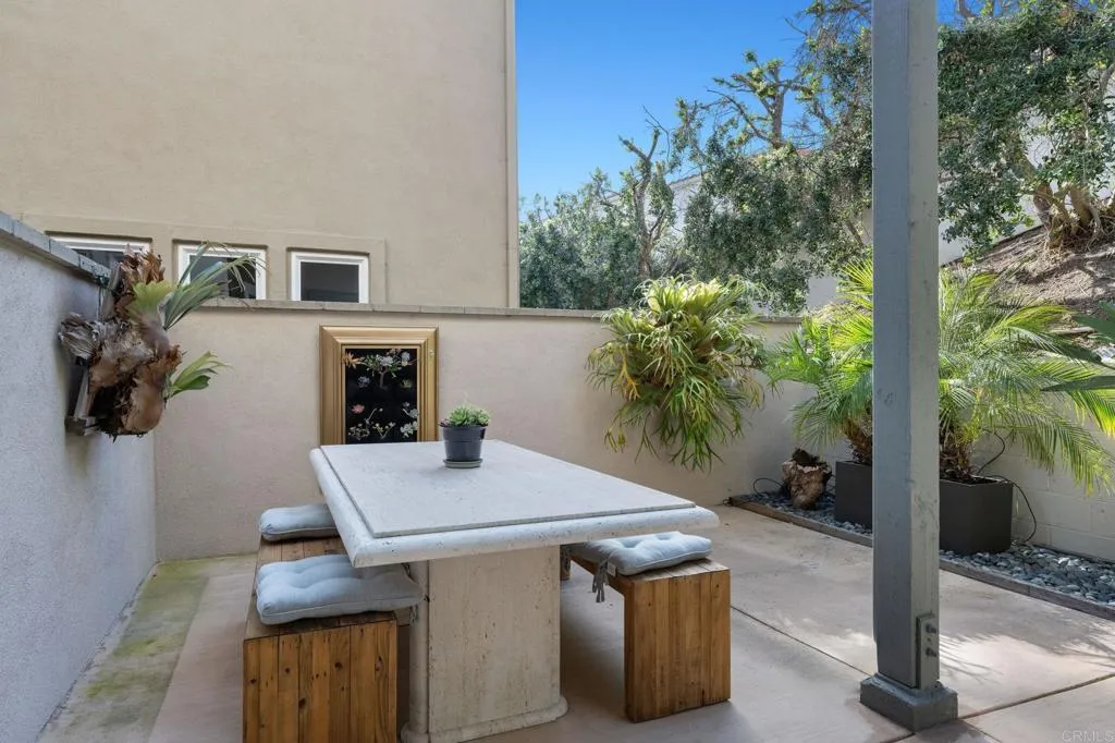 834 S Cedros
