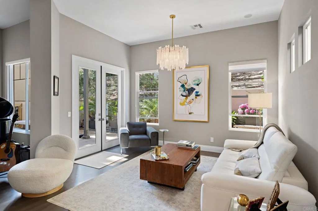 834 S Cedros