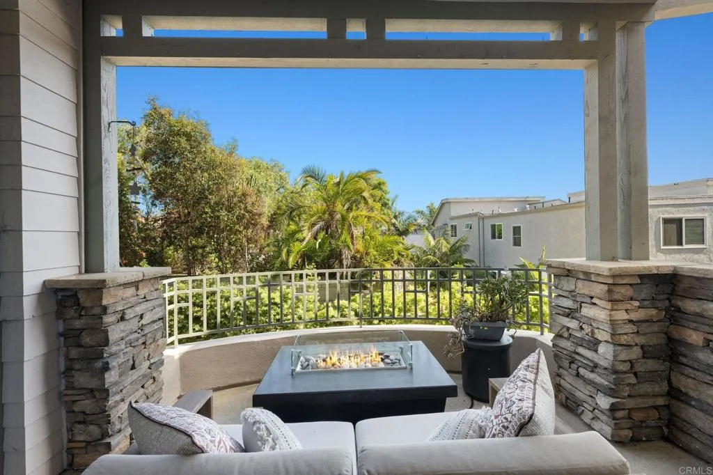 834 S Cedros