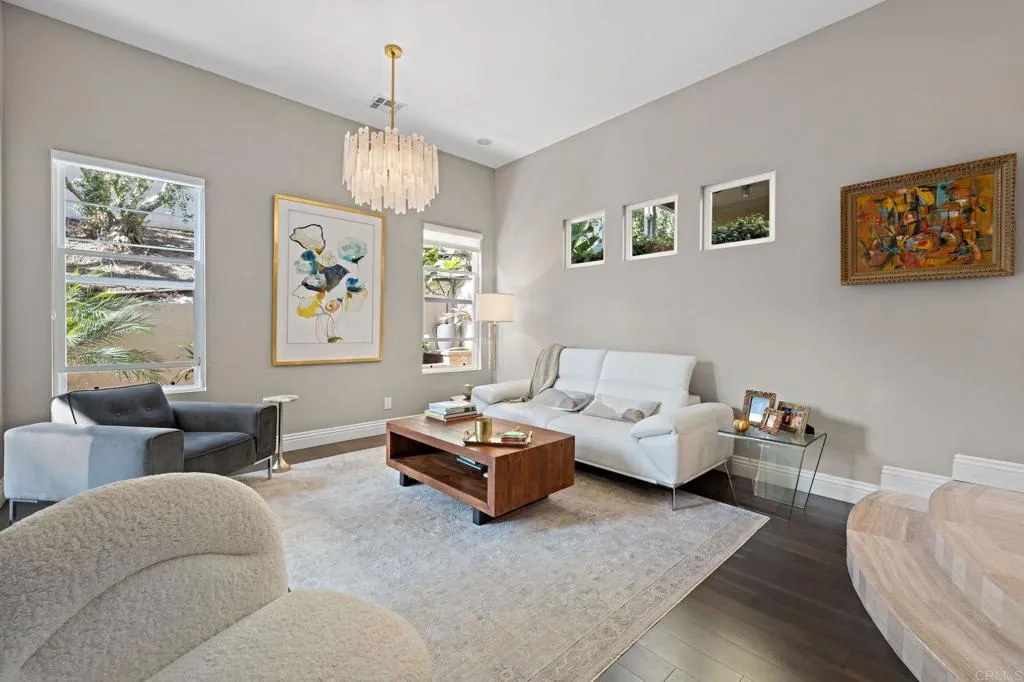 834 S Cedros