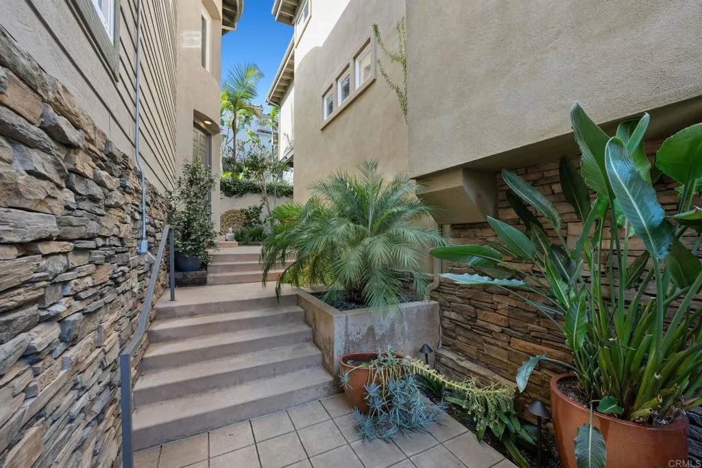 834 S Cedros