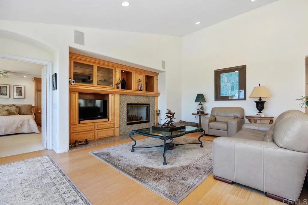 14042 Rue Monaco