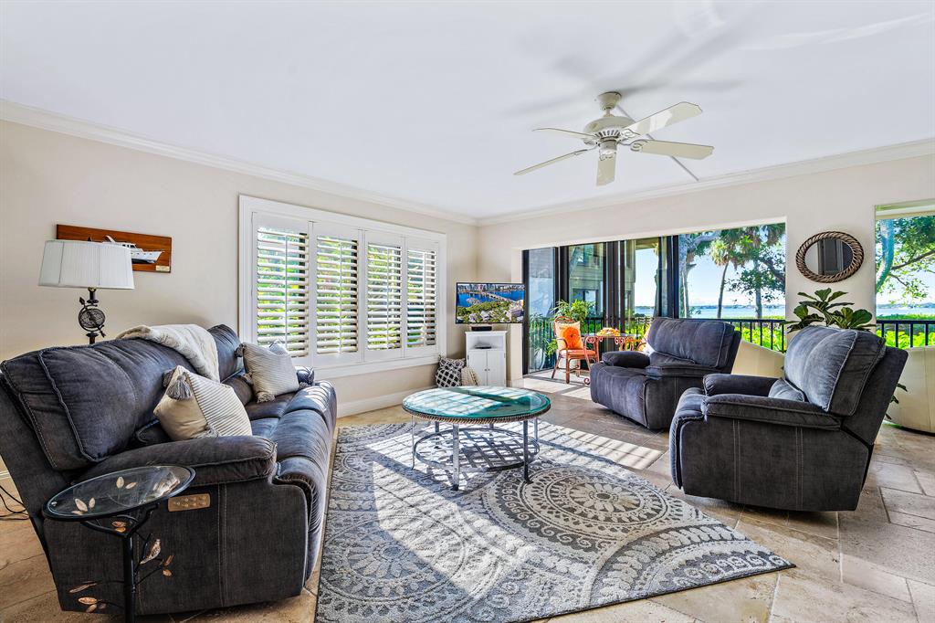246 NE Edgewater Drive