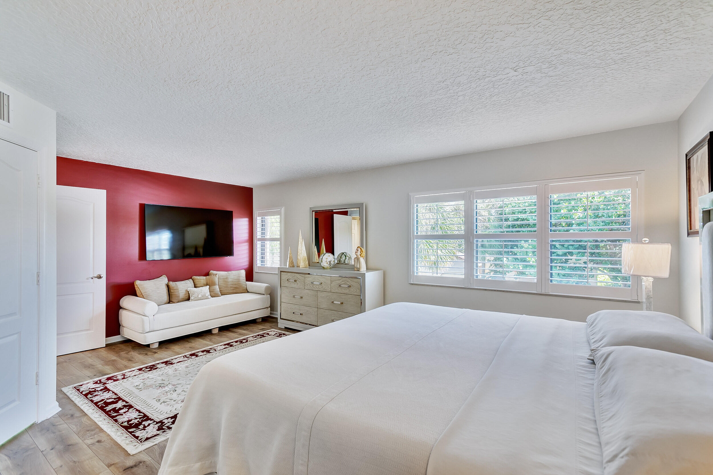 80 Uno Lago Drive