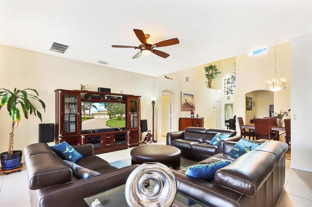 608 NW Waverly Circle