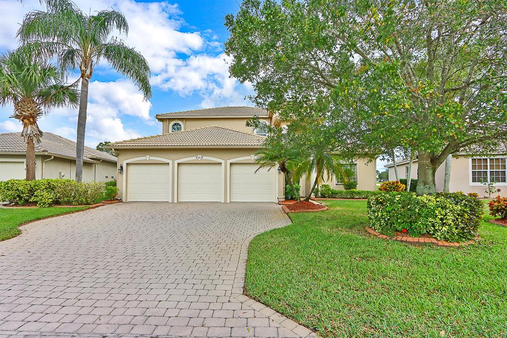 608 NW Waverly Circle