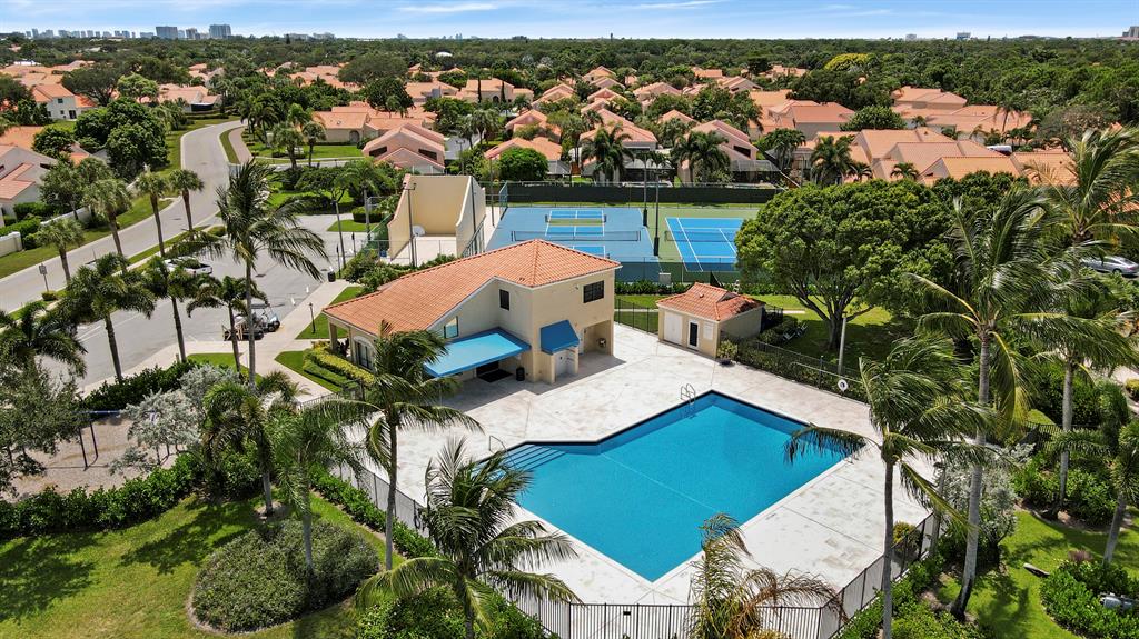 2616 La Cristal Circle