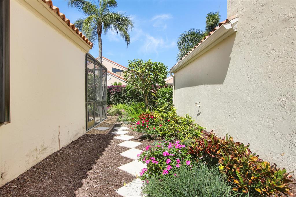 2616 La Cristal Circle