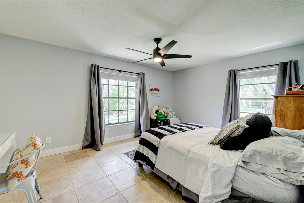 1091 SE Buttonwood Circle