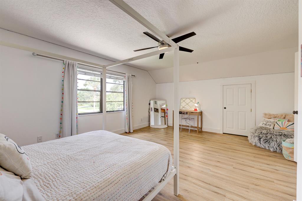 1091 SE Buttonwood Circle