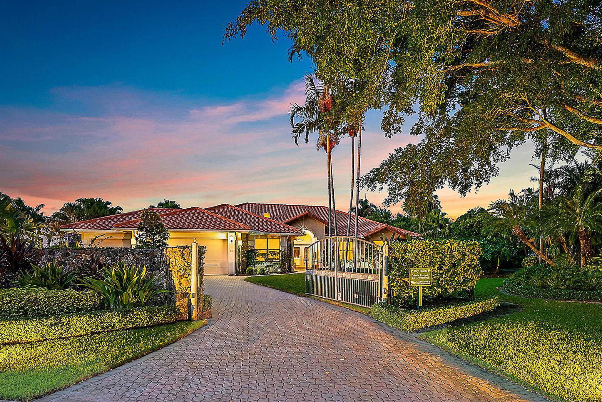 511 SW Bay Pointe Circle