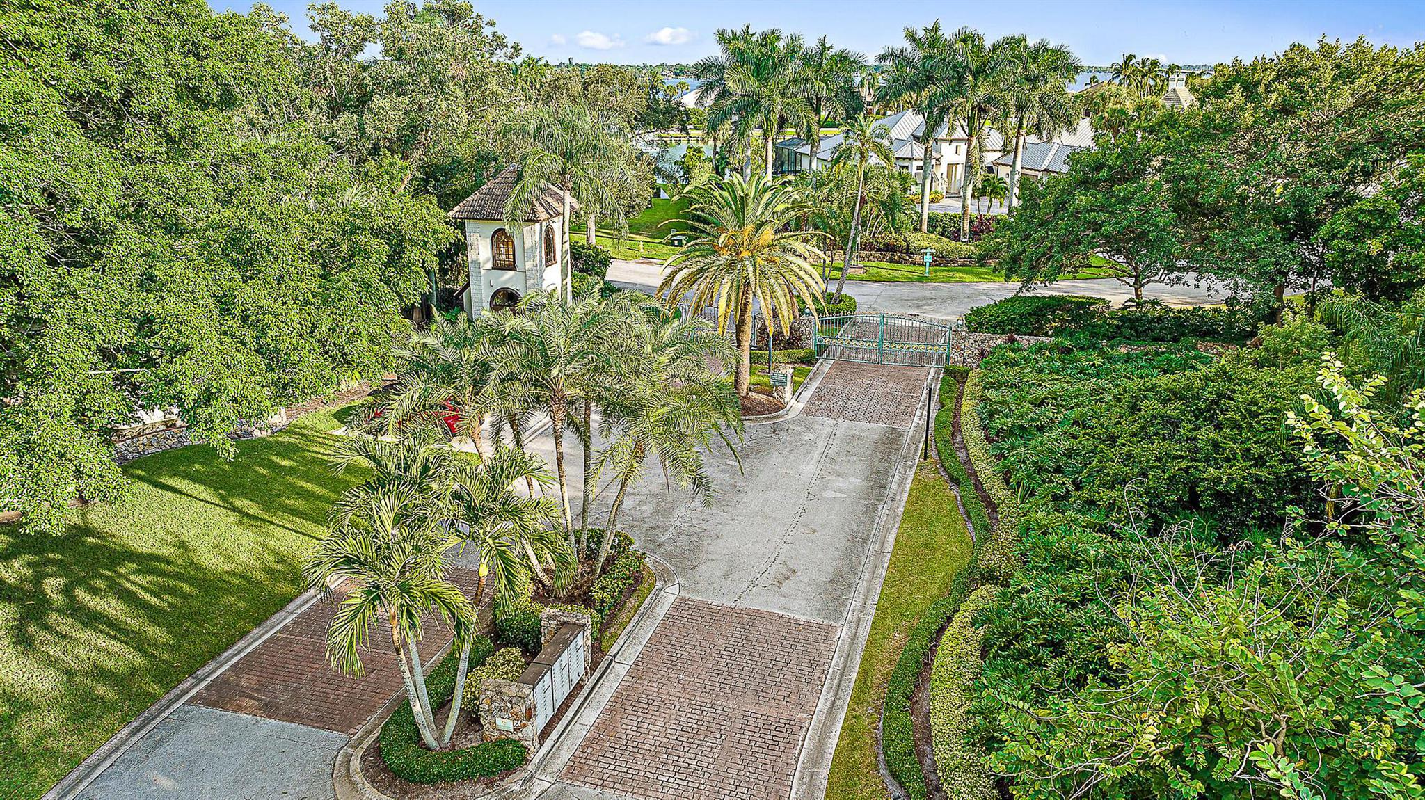 511 SW Bay Pointe Circle