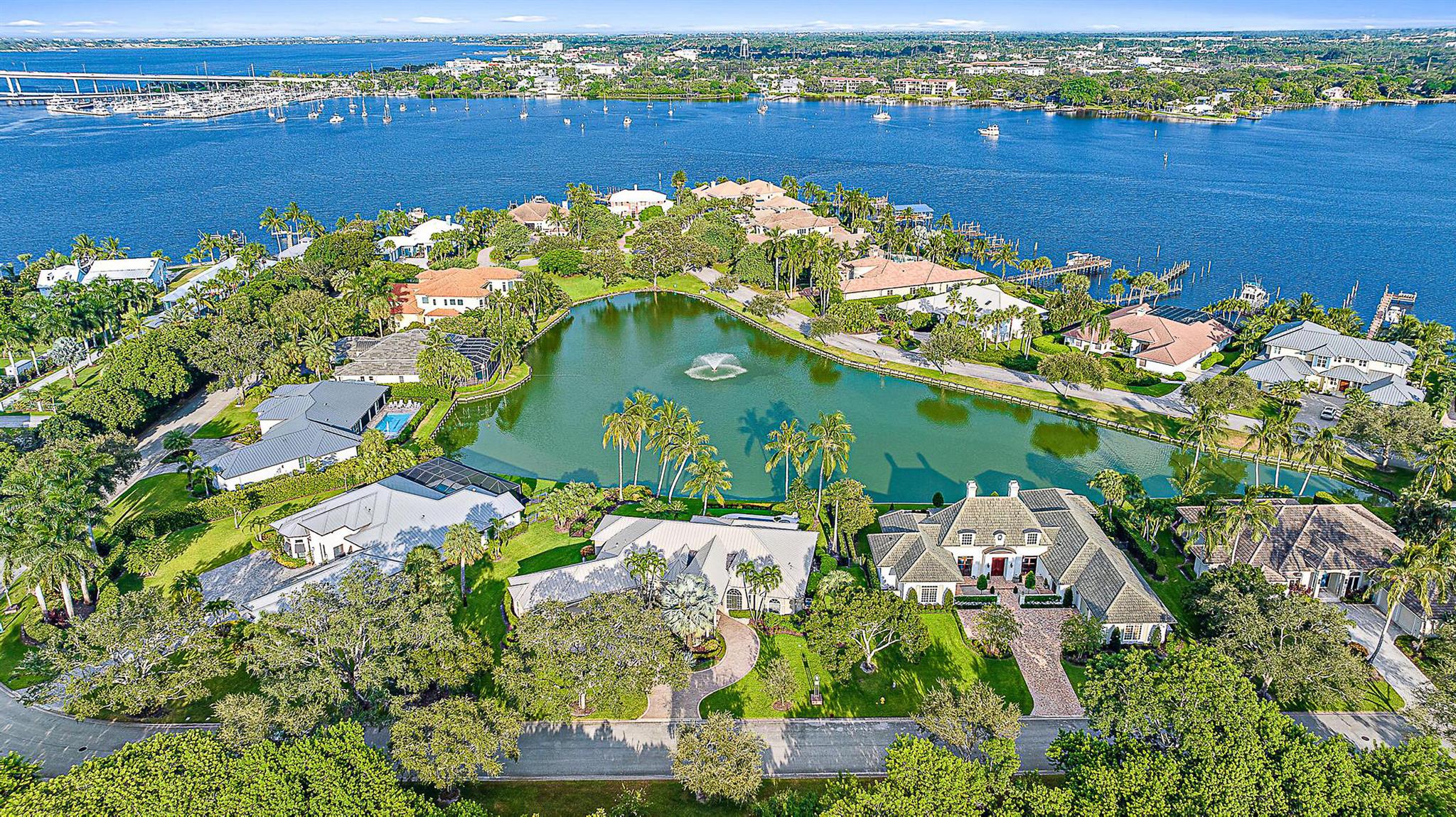 511 SW Bay Pointe Circle