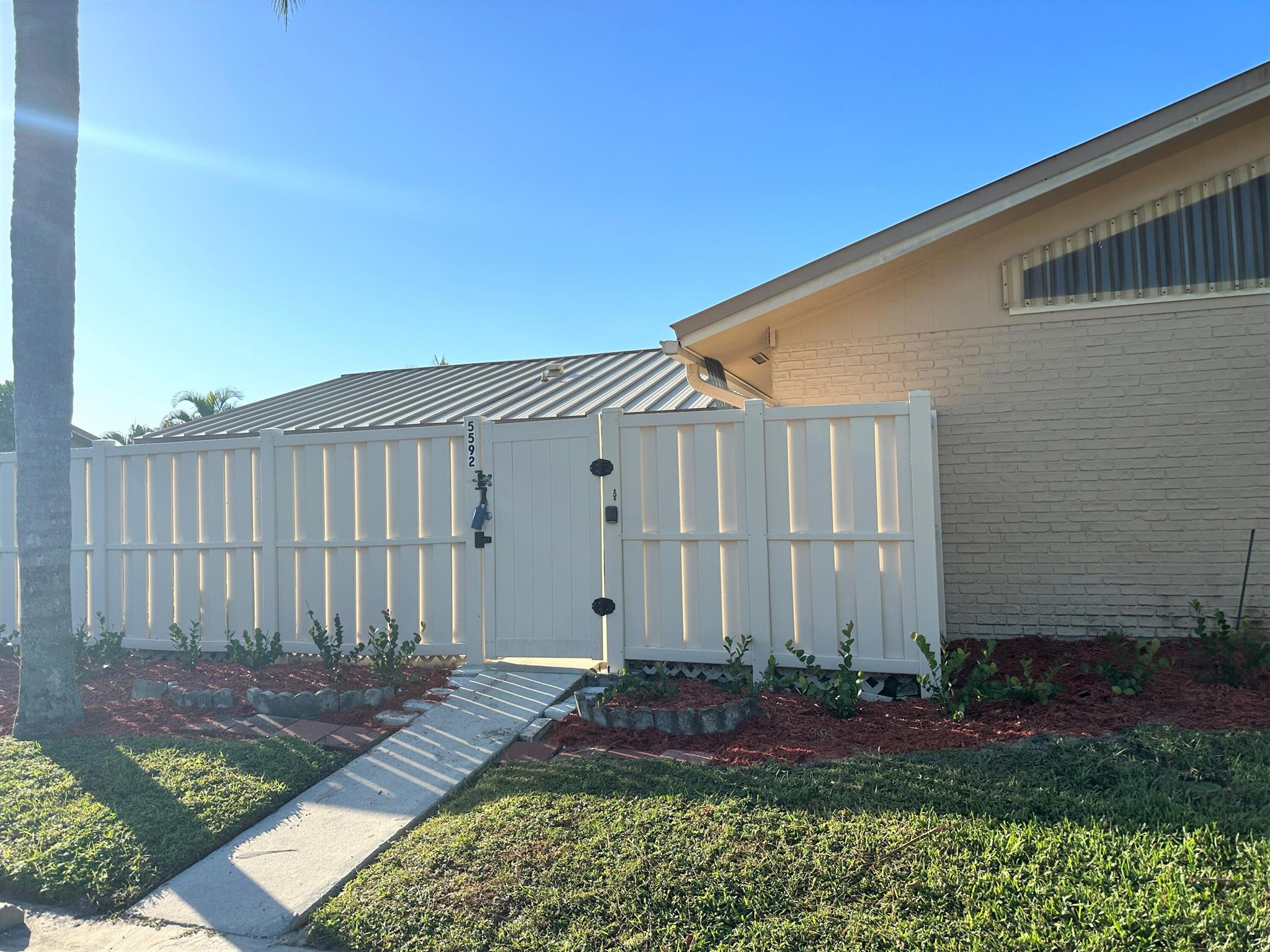 5592 Golden Eagle Circle