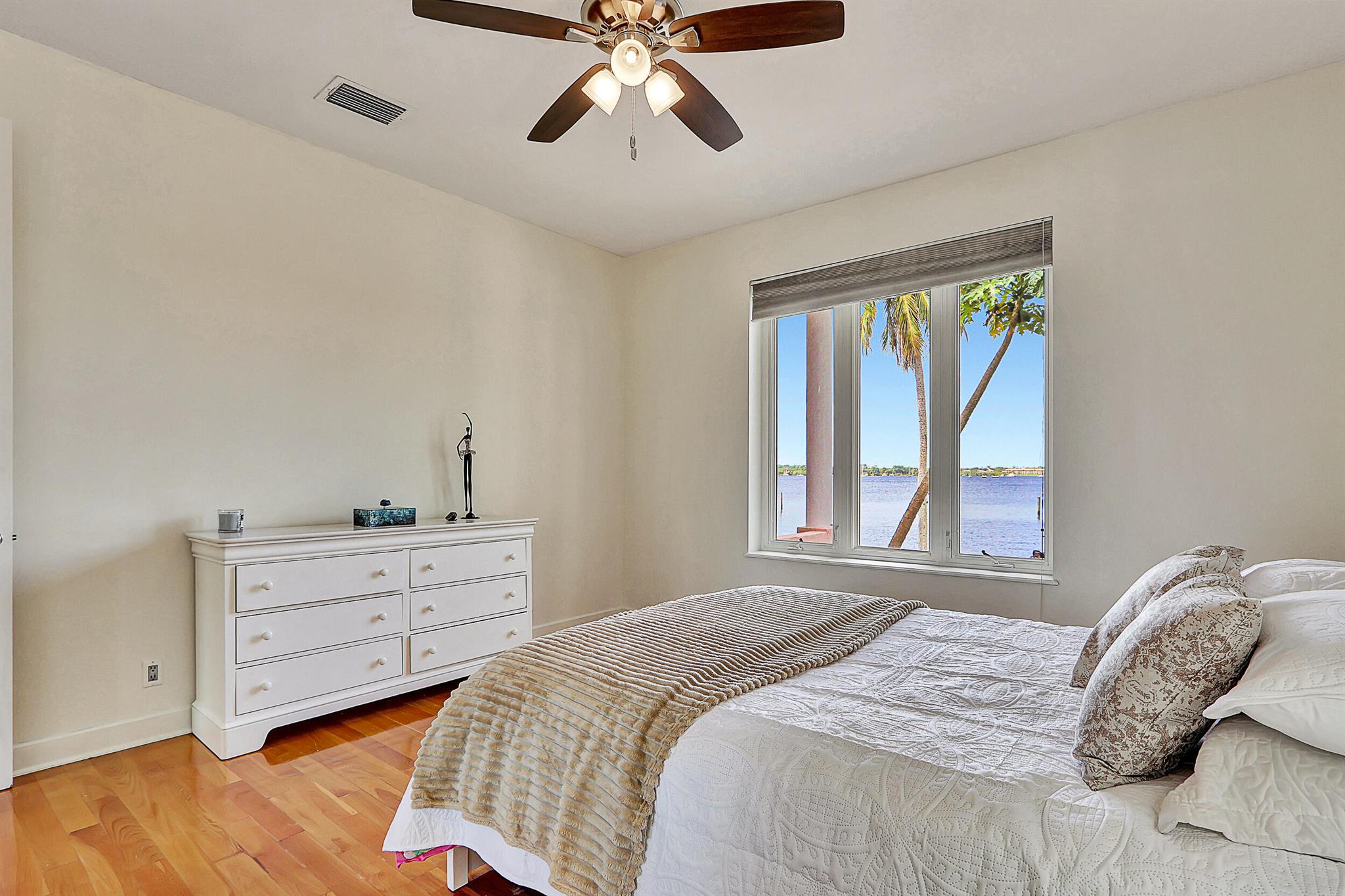 900 SW Saint Lucie Crescent