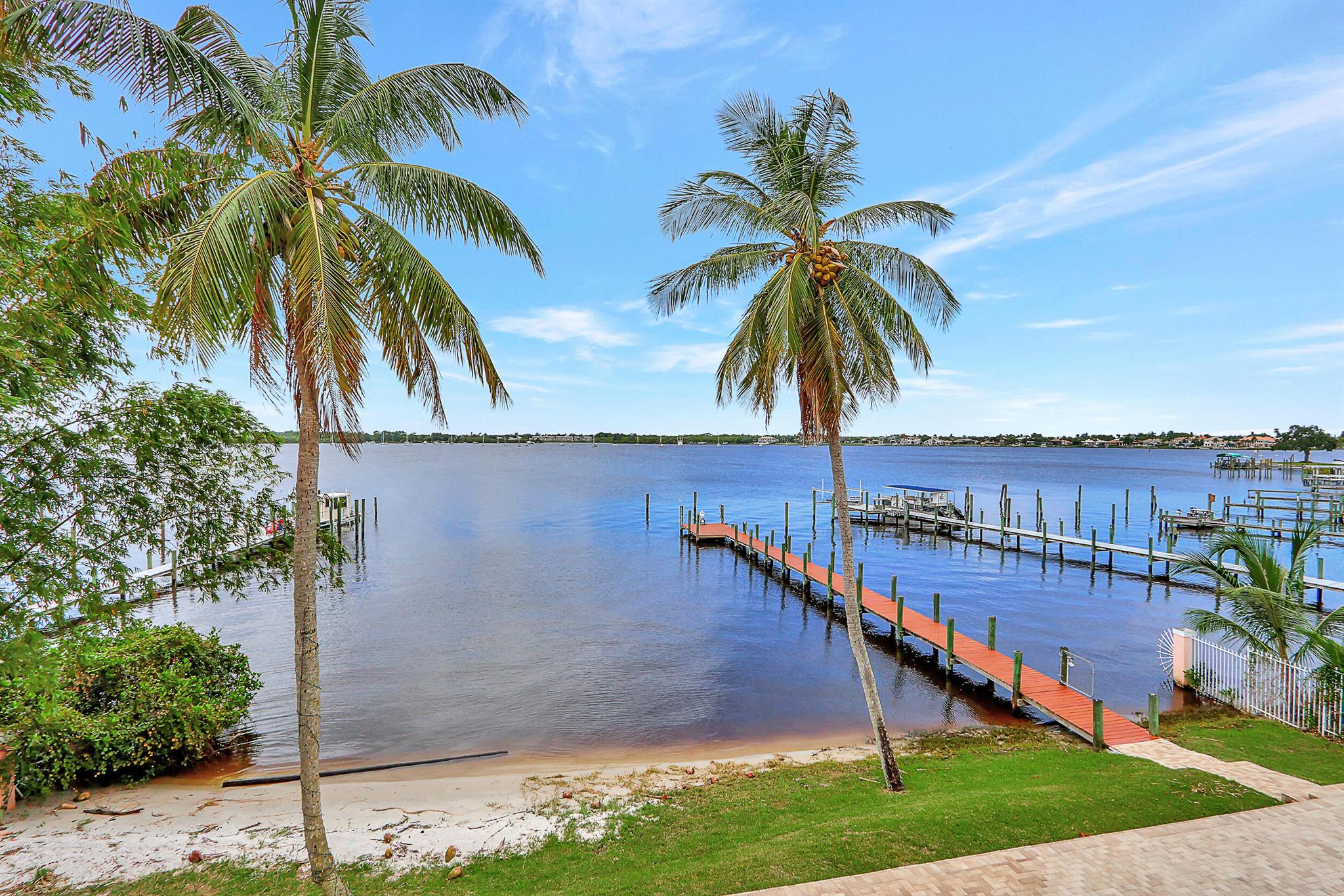 900 SW Saint Lucie Crescent