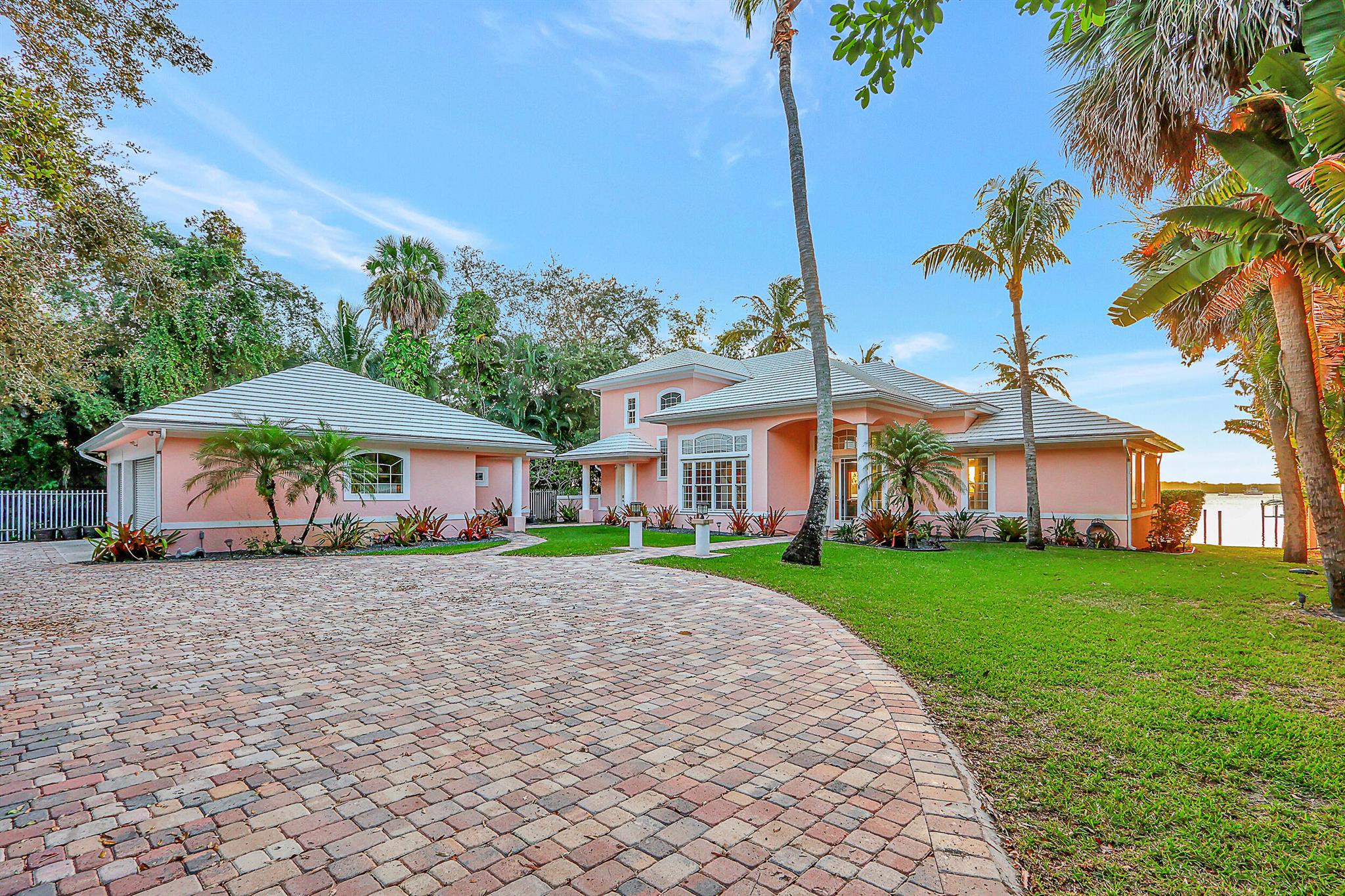 900 SW Saint Lucie Crescent