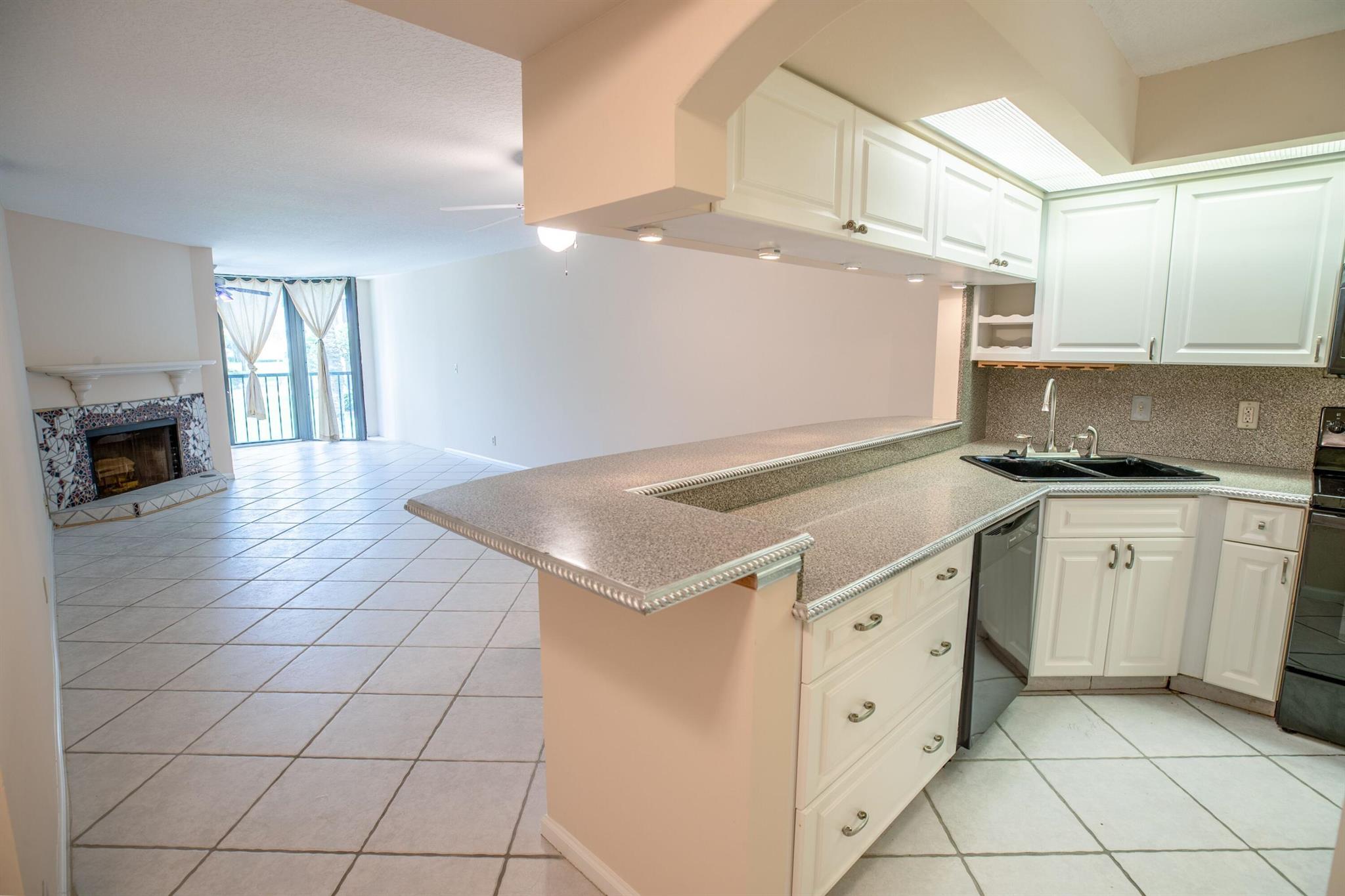 123 Bay Colony Drive N