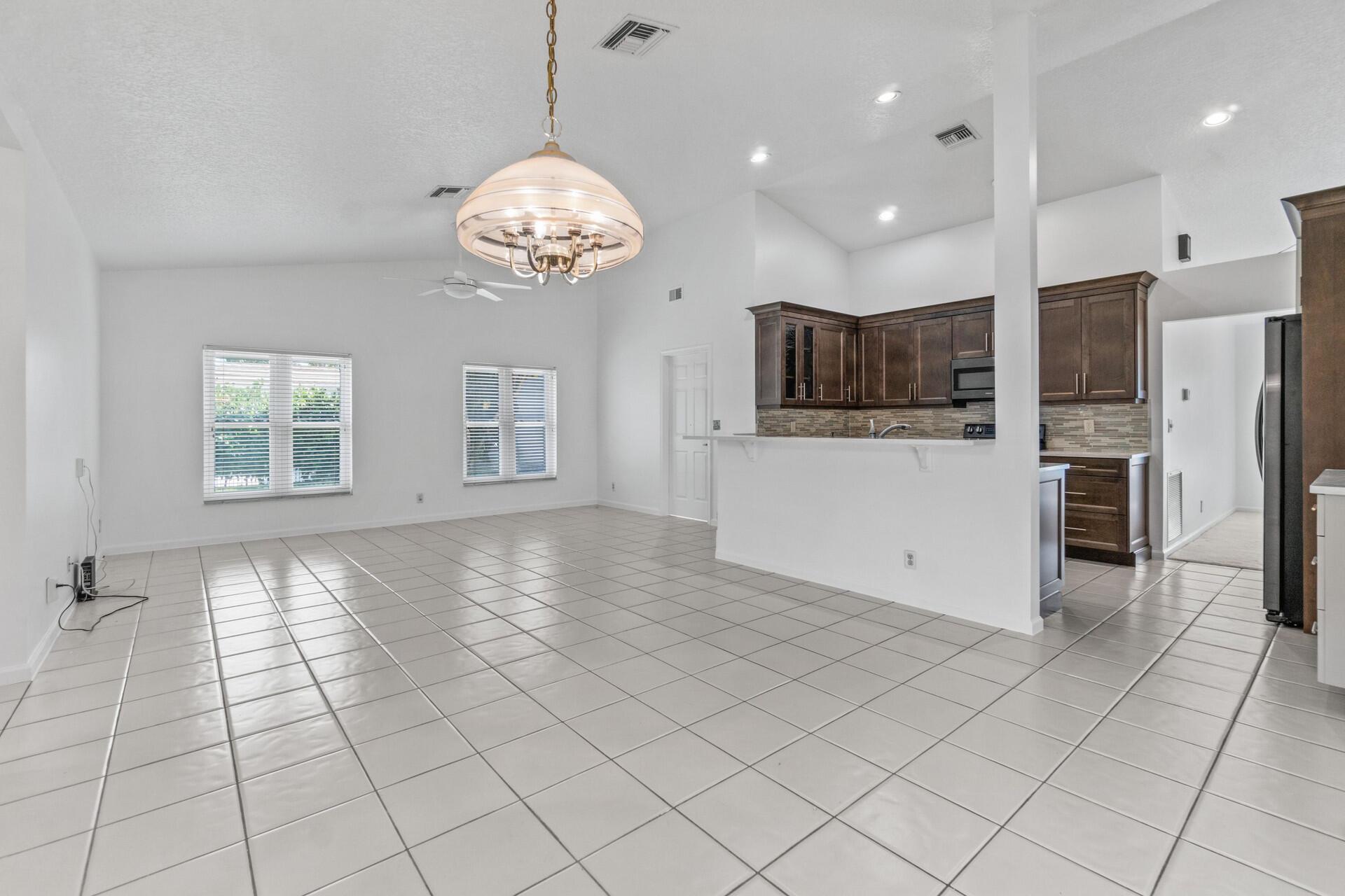 18330 Lake Bend