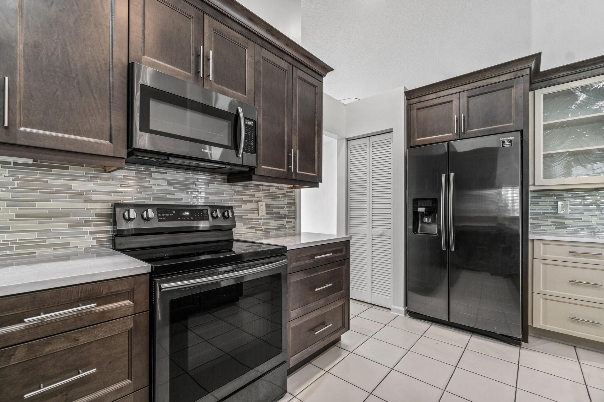 18330 Lake Bend
