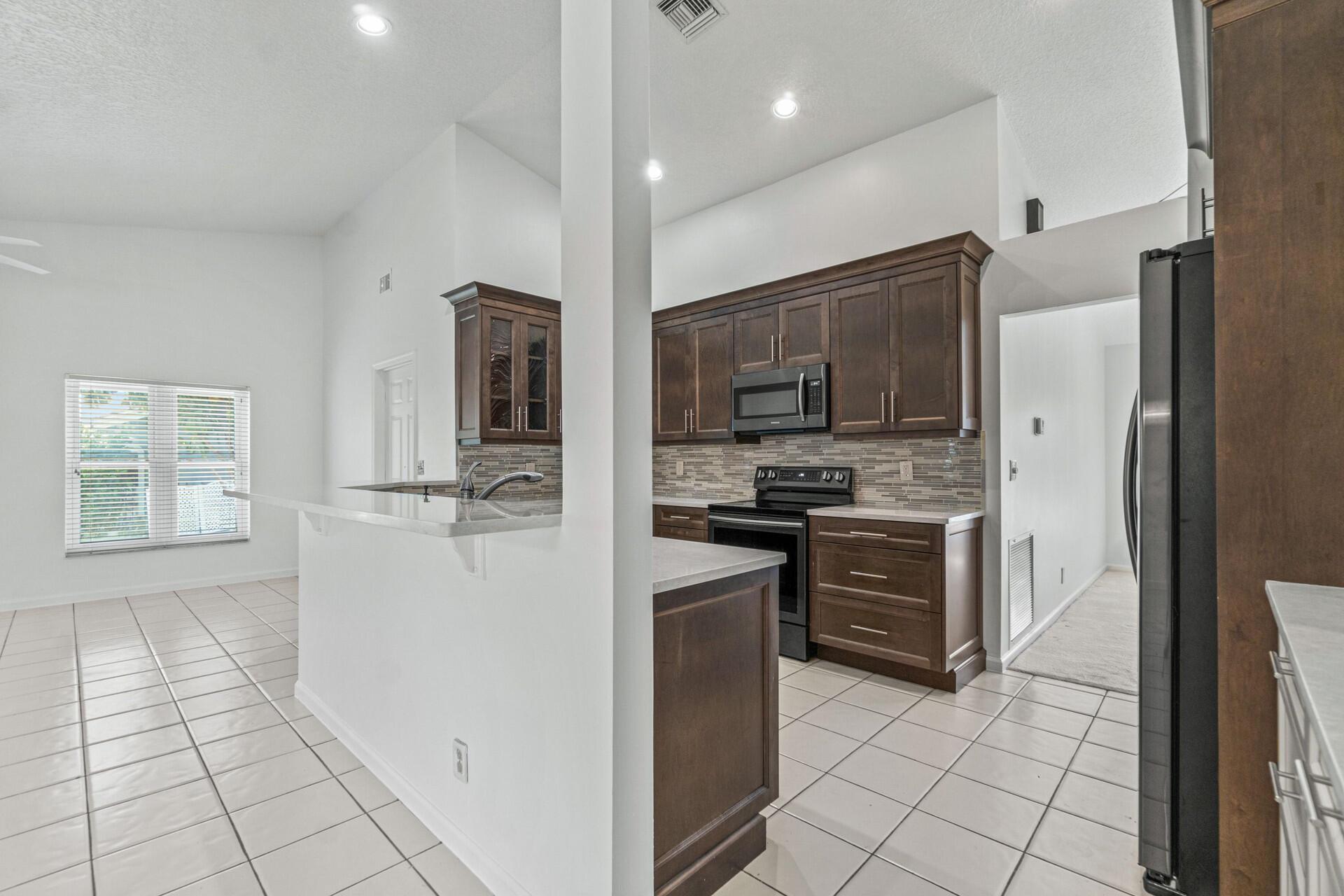 18330 Lake Bend