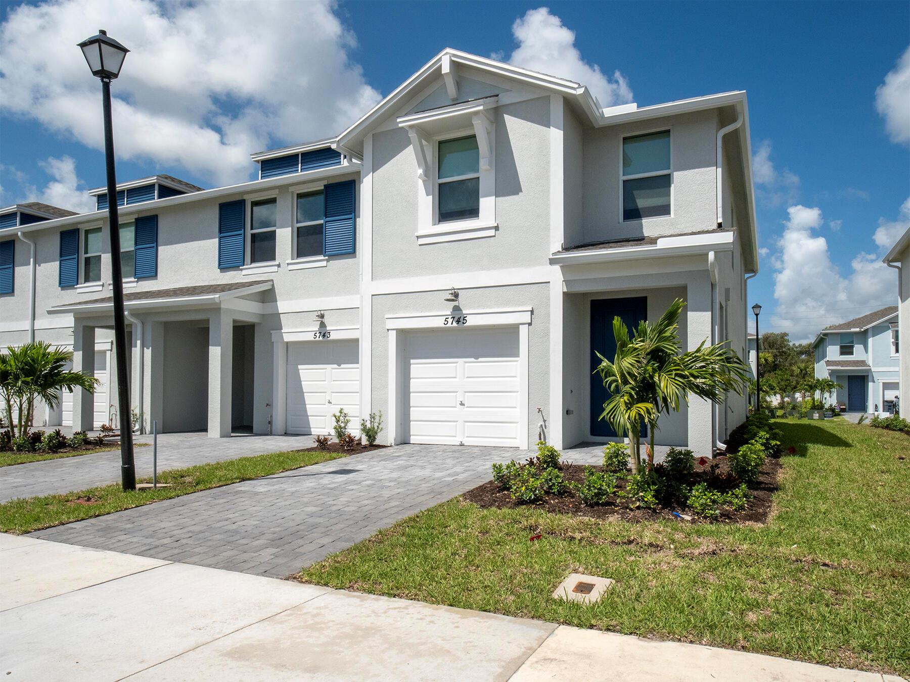 5745 SE Edgewater Circle