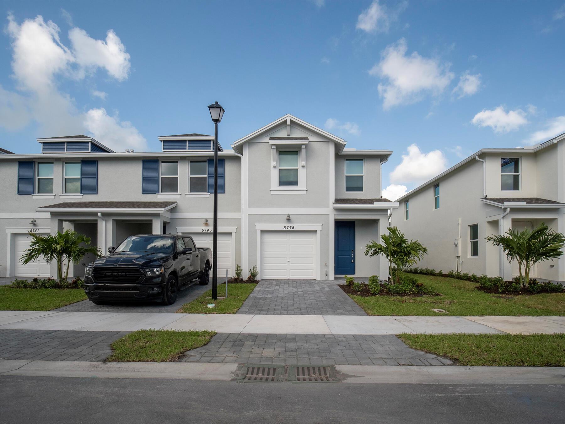 5745 SE Edgewater Circle