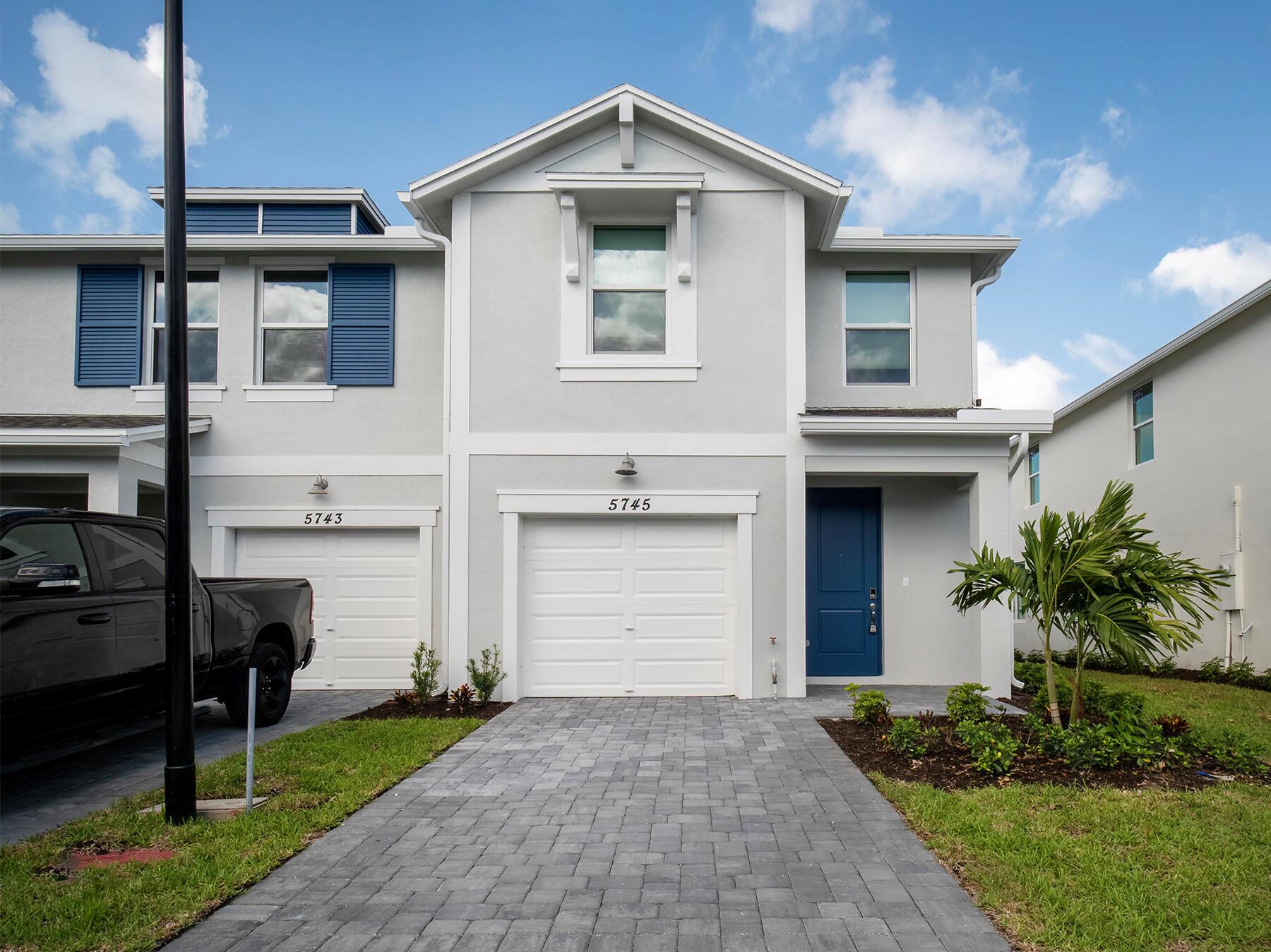 5745 SE Edgewater Circle