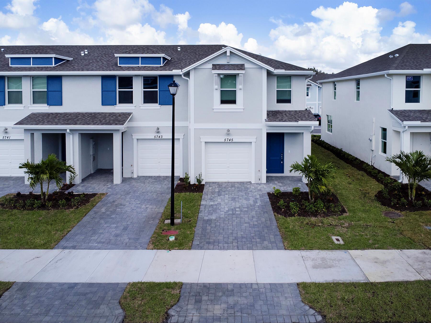 5745 SE Edgewater Circle