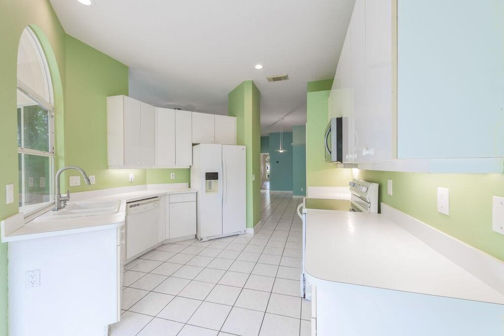 546 SW New Castle Cove