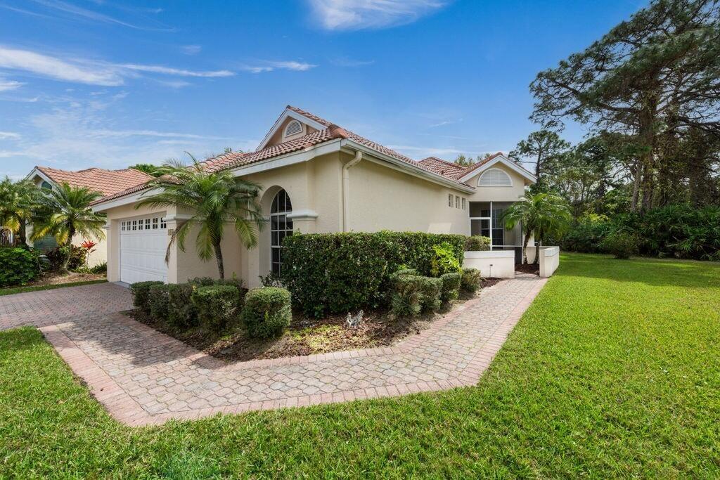 546 SW New Castle Cove