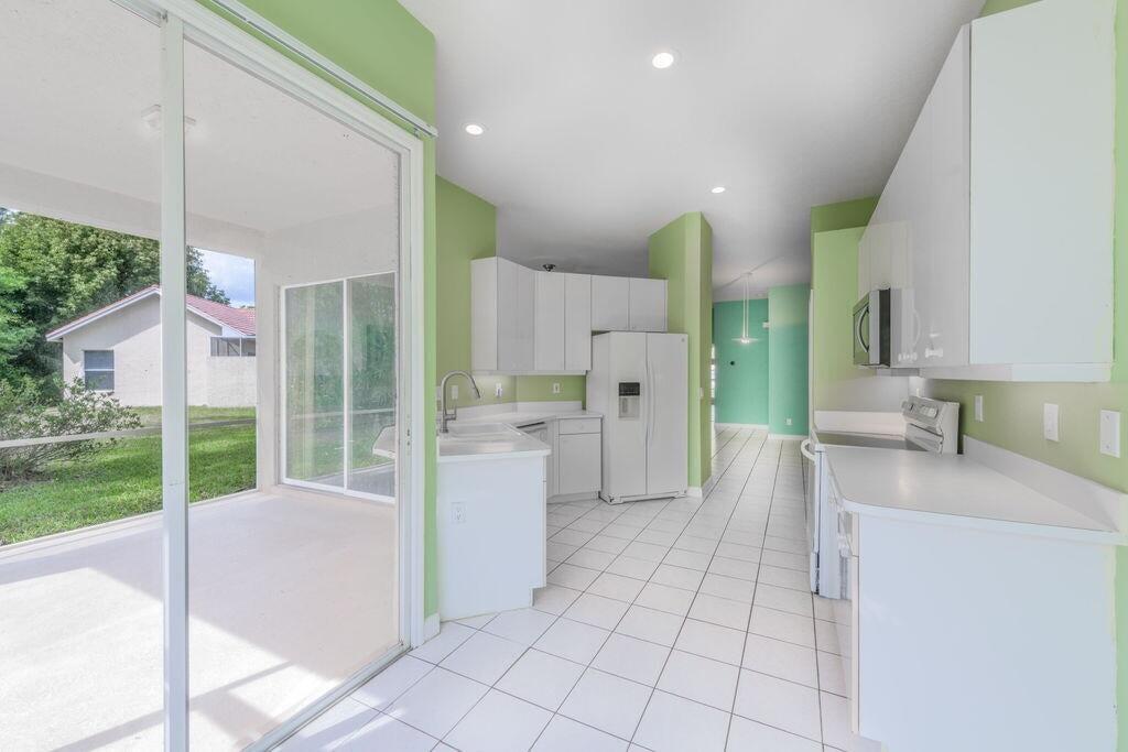 546 SW New Castle Cove