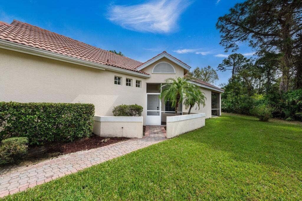 546 SW New Castle Cove