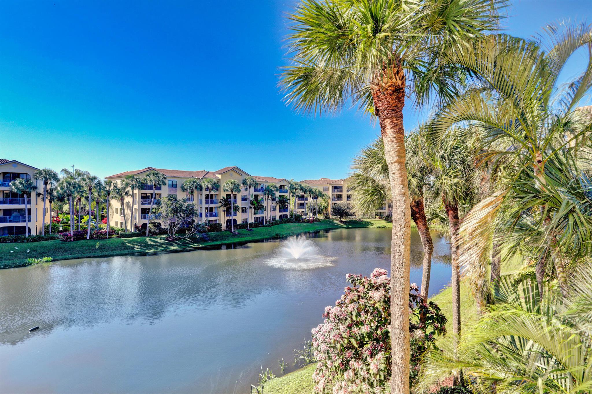 800 Uno Lago Drive 305