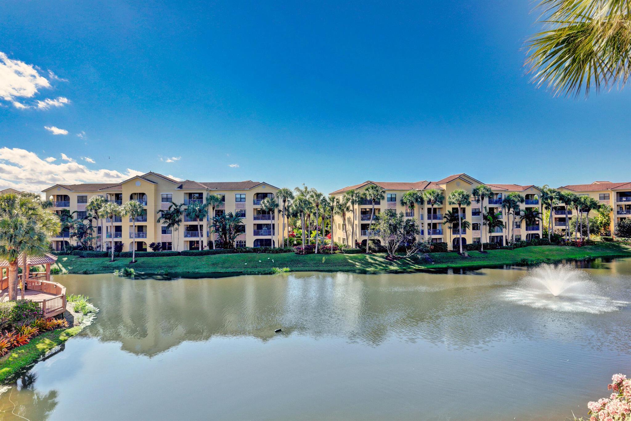 800 Uno Lago Drive 305