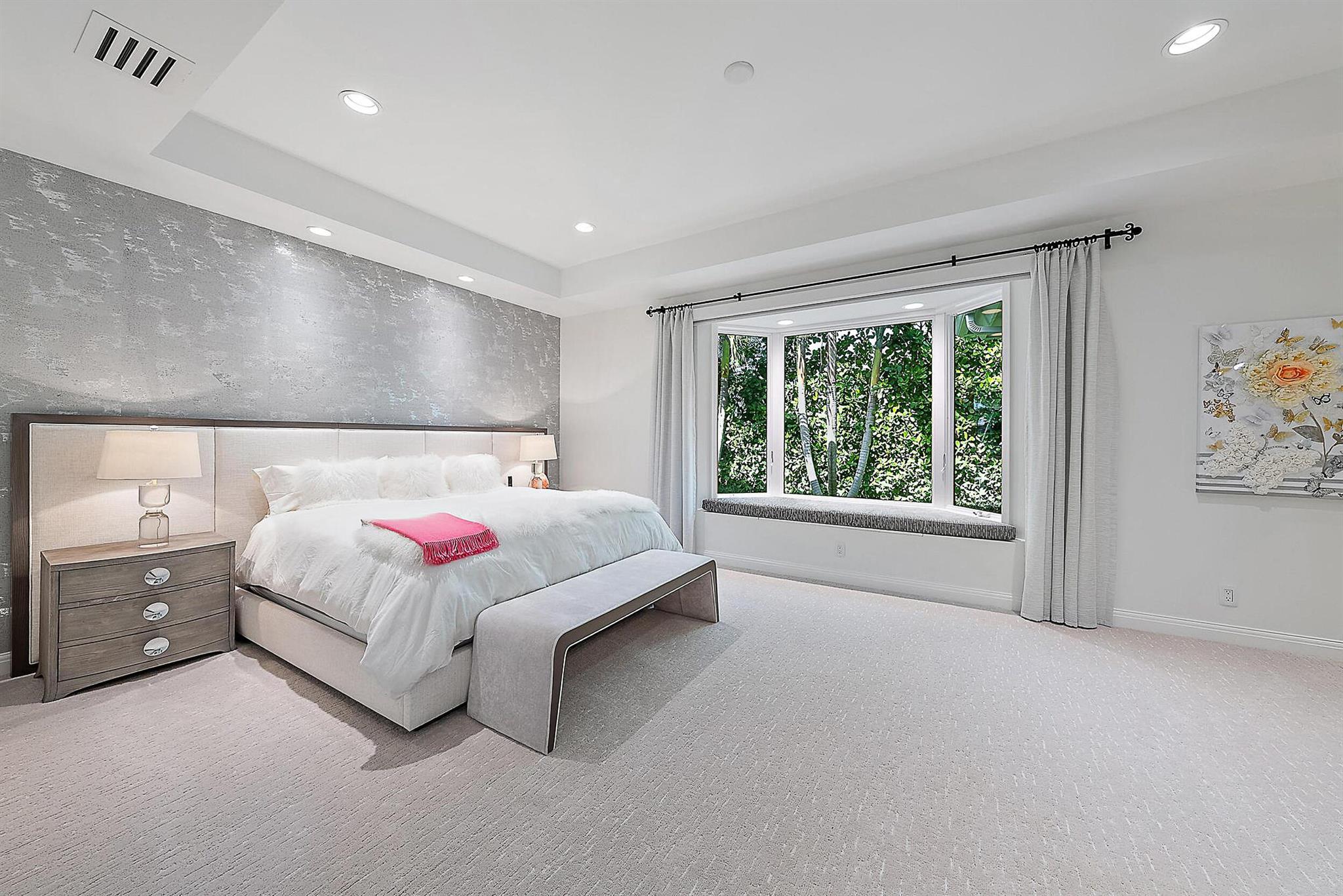 121 Commodore Drive