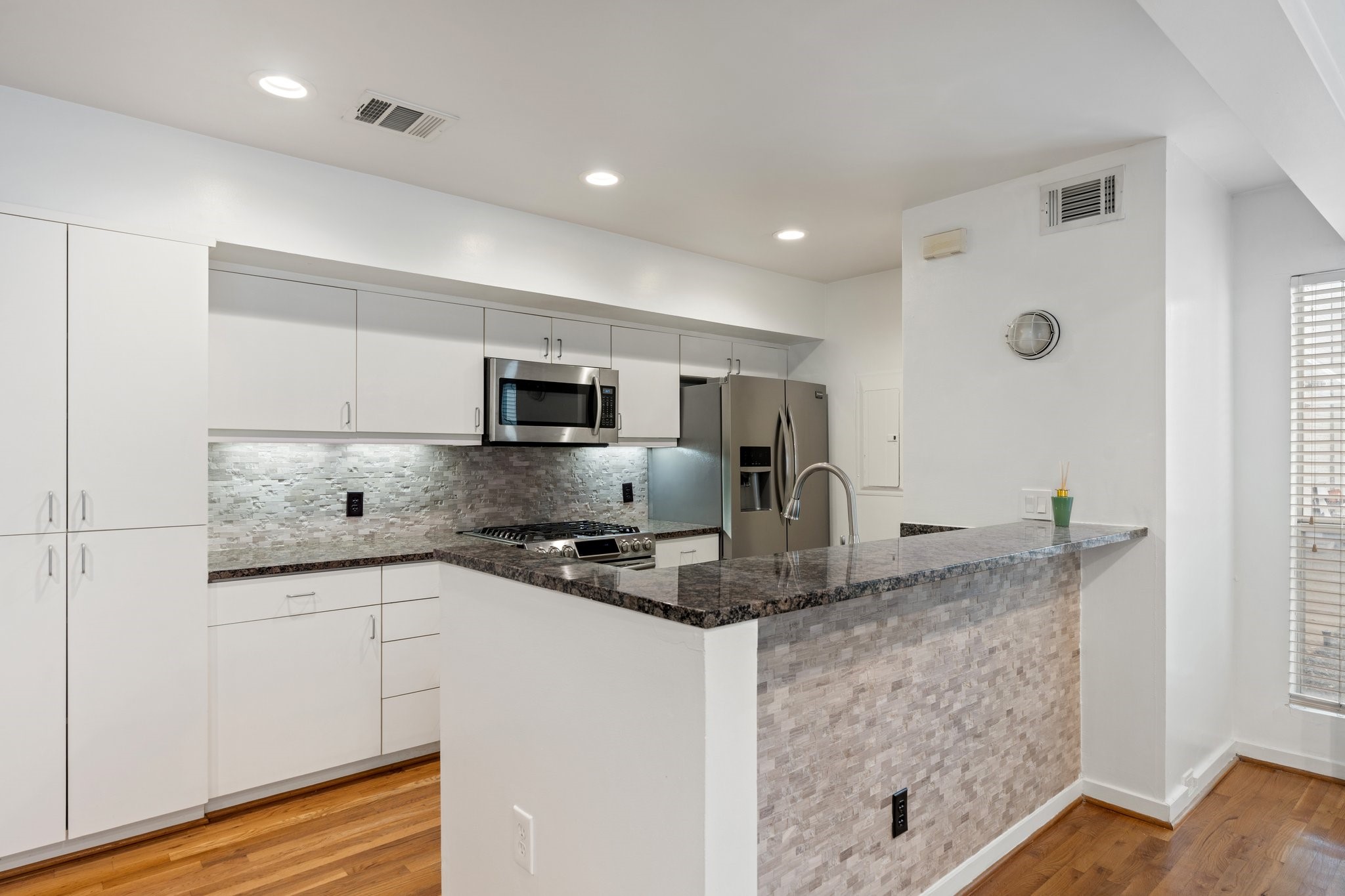 4122 Travis Street 7