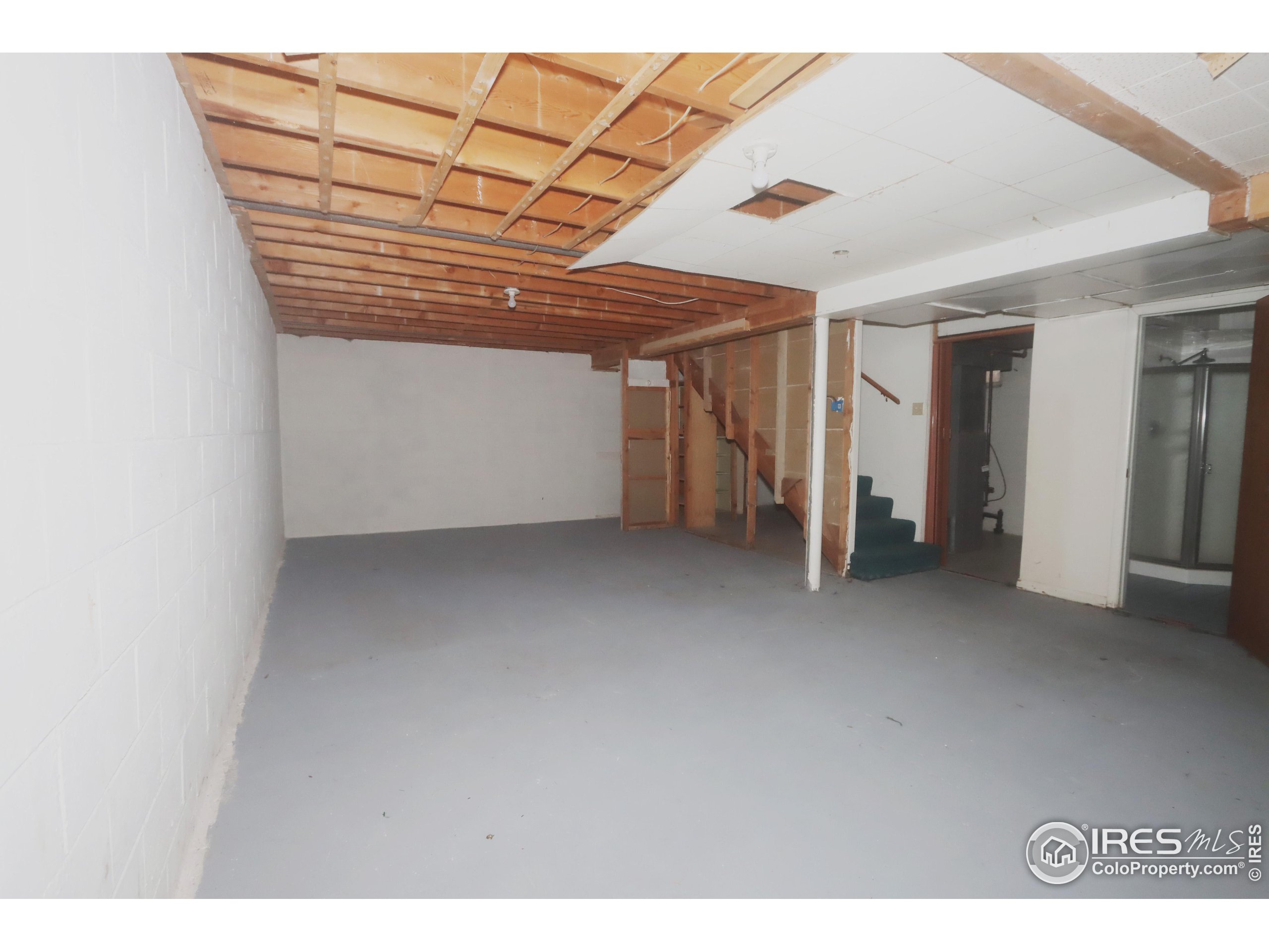 702 Diana St
