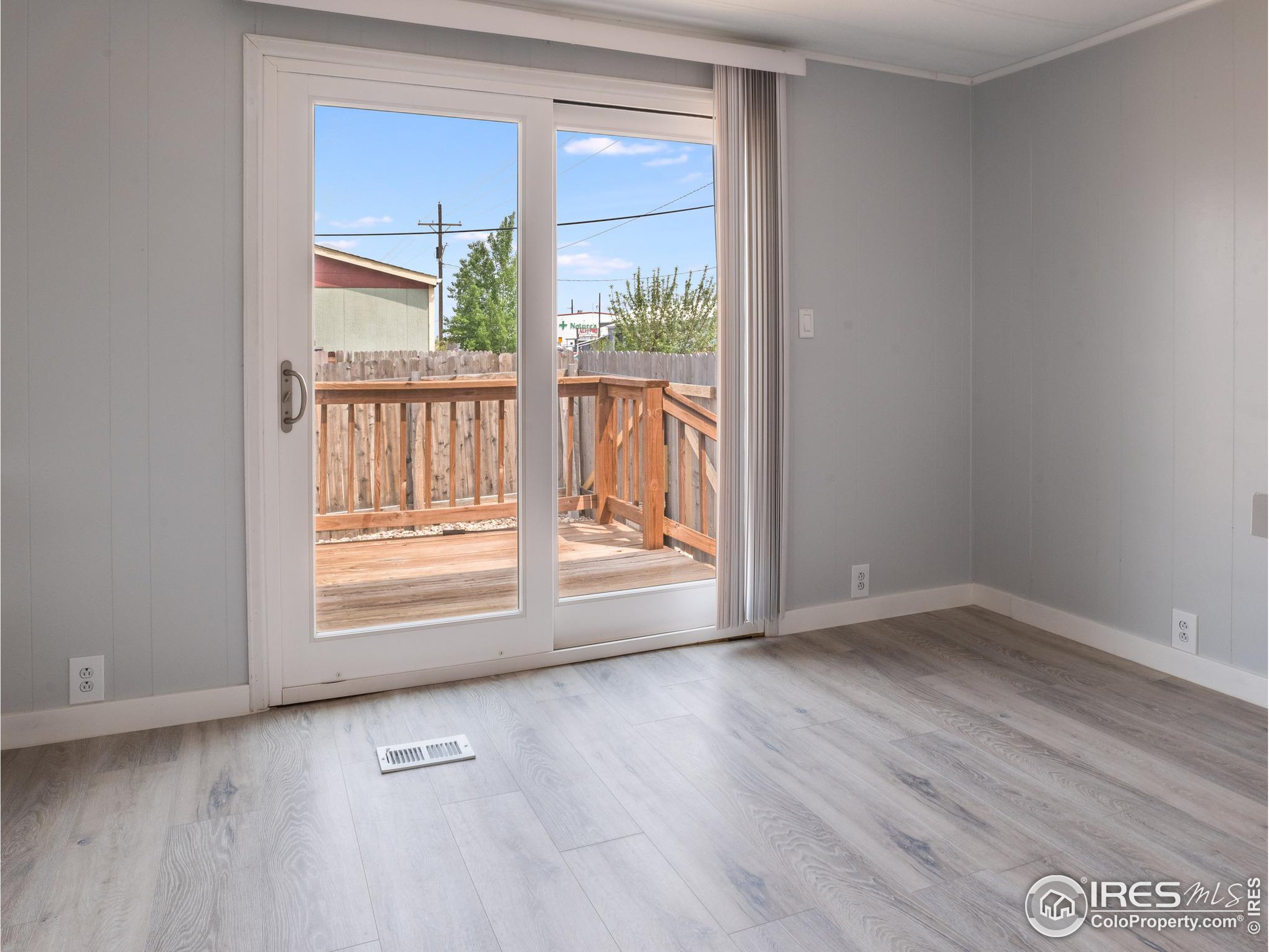 220 larch Dr