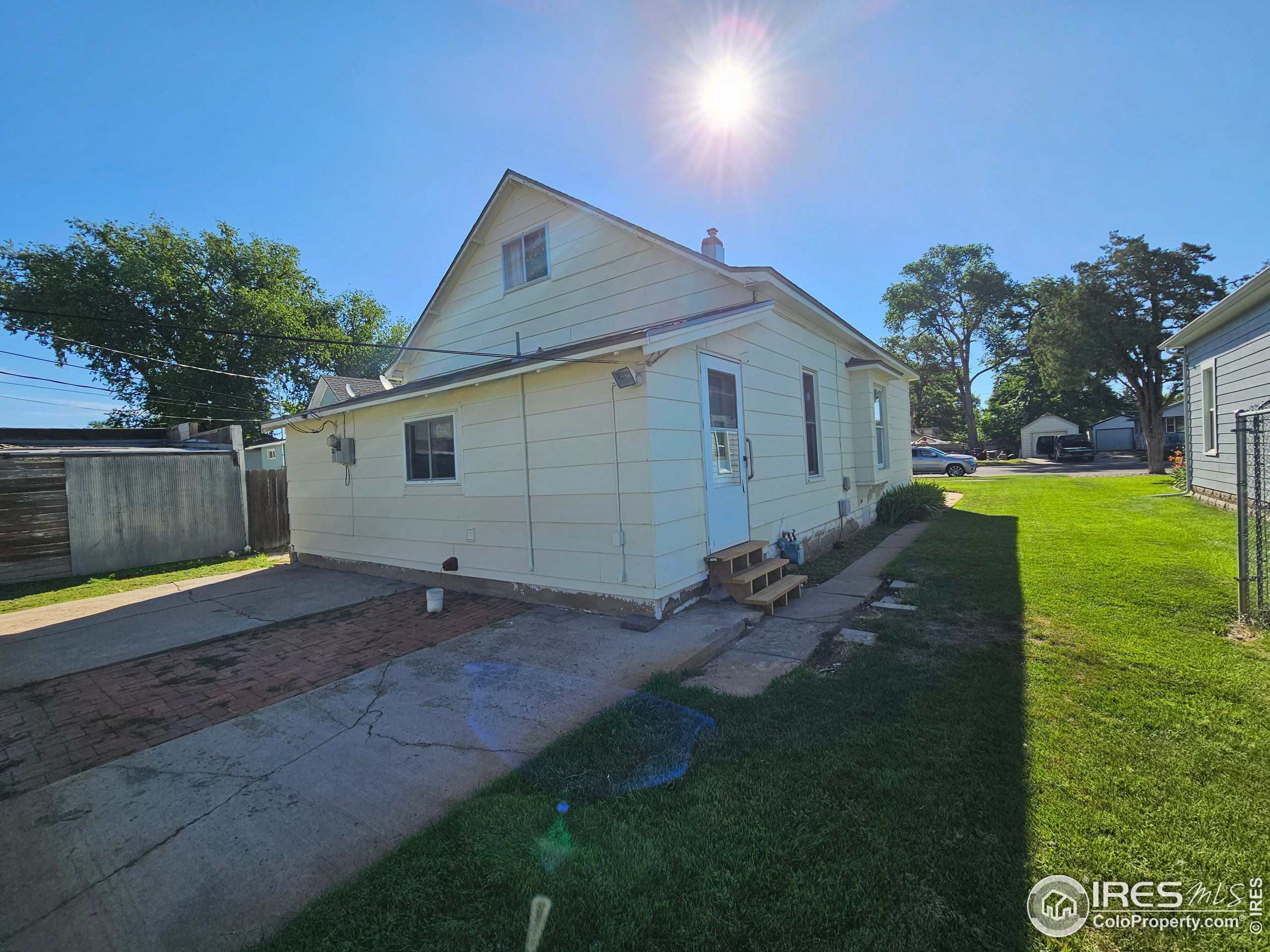 327 N 6th St