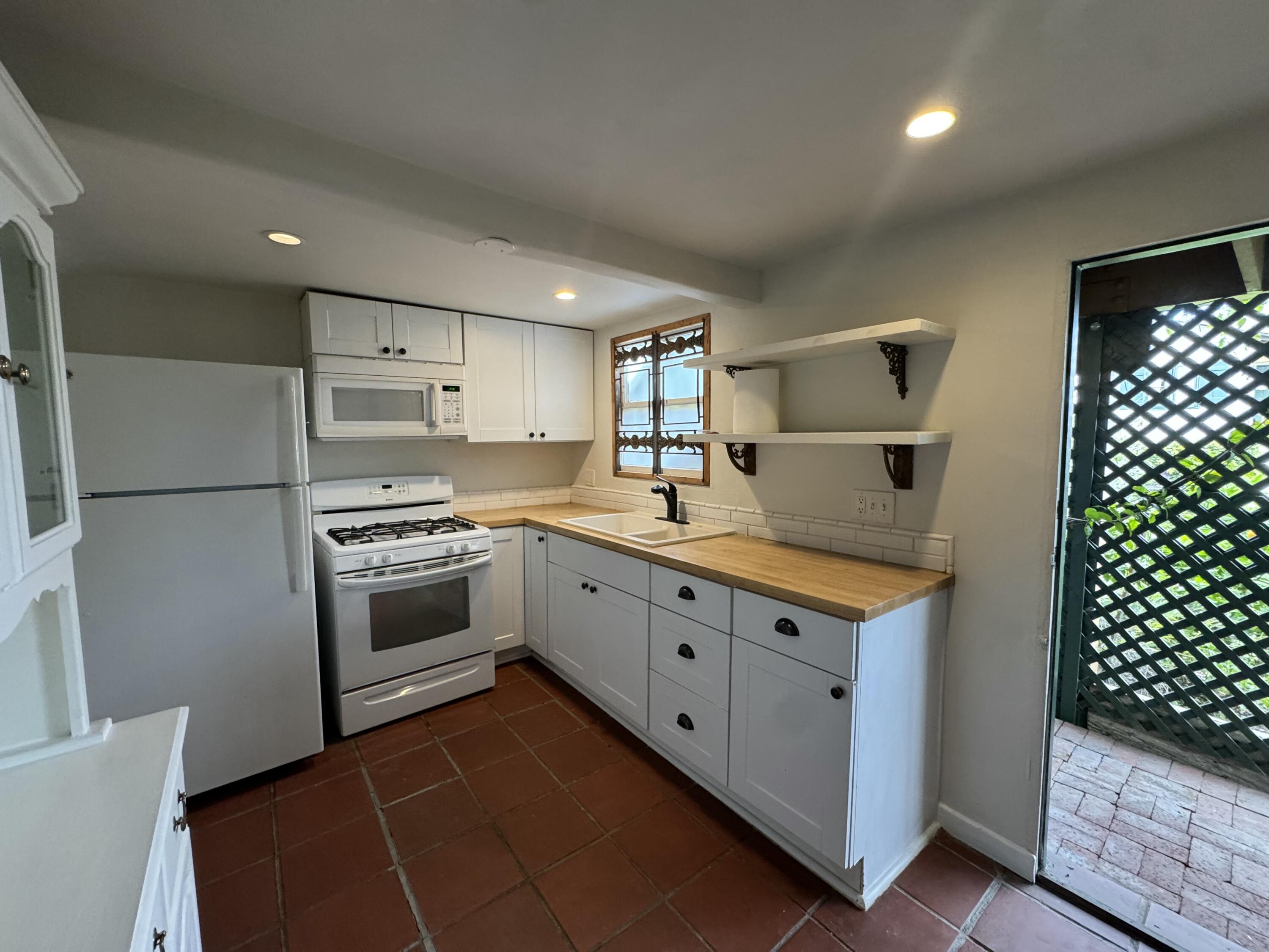 1238 1/2 E Cota Street # A