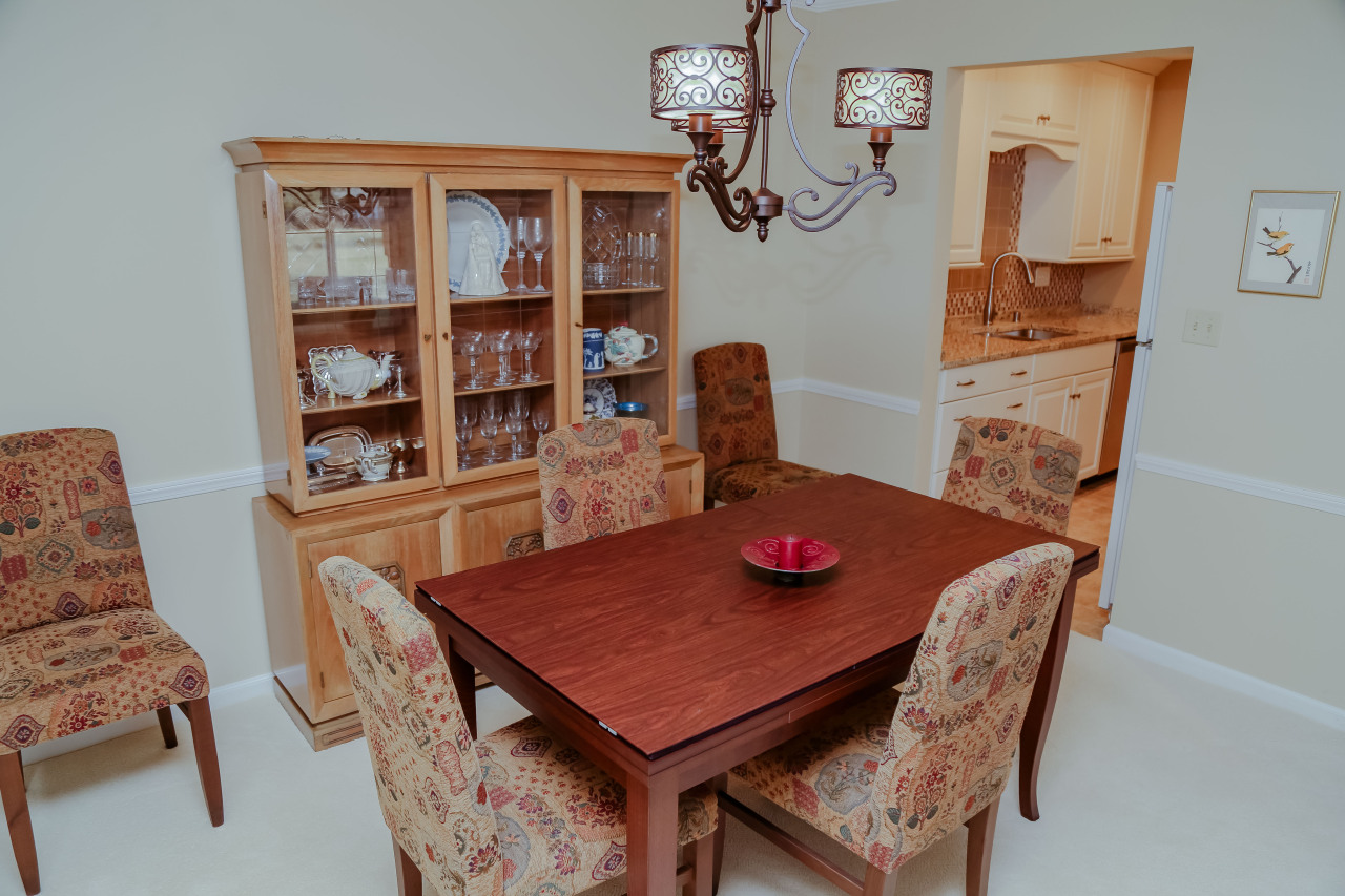 933 W Heritage Ct 104