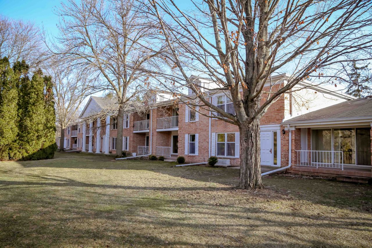 933 W Heritage Ct 104