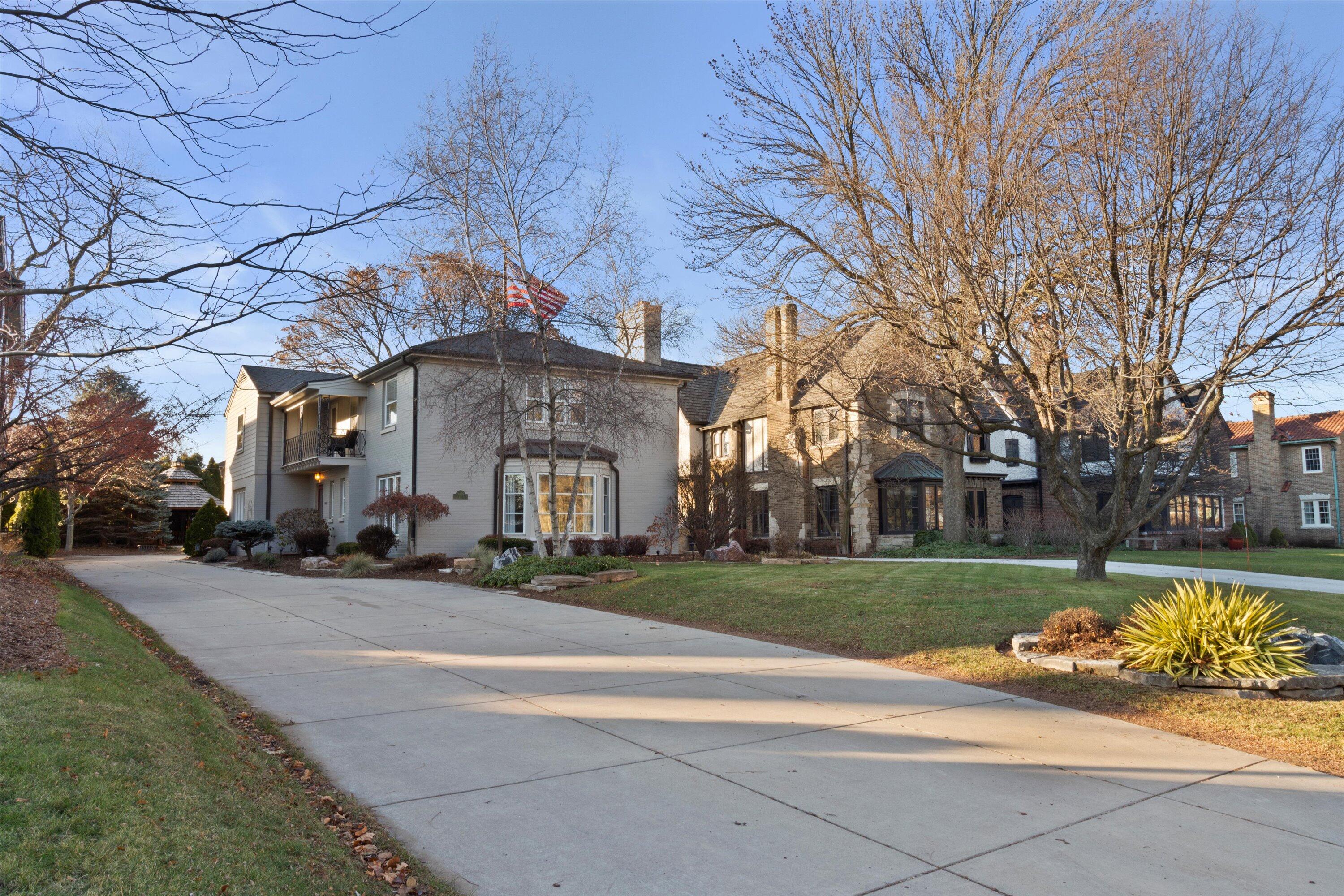 3459 N Lake Dr