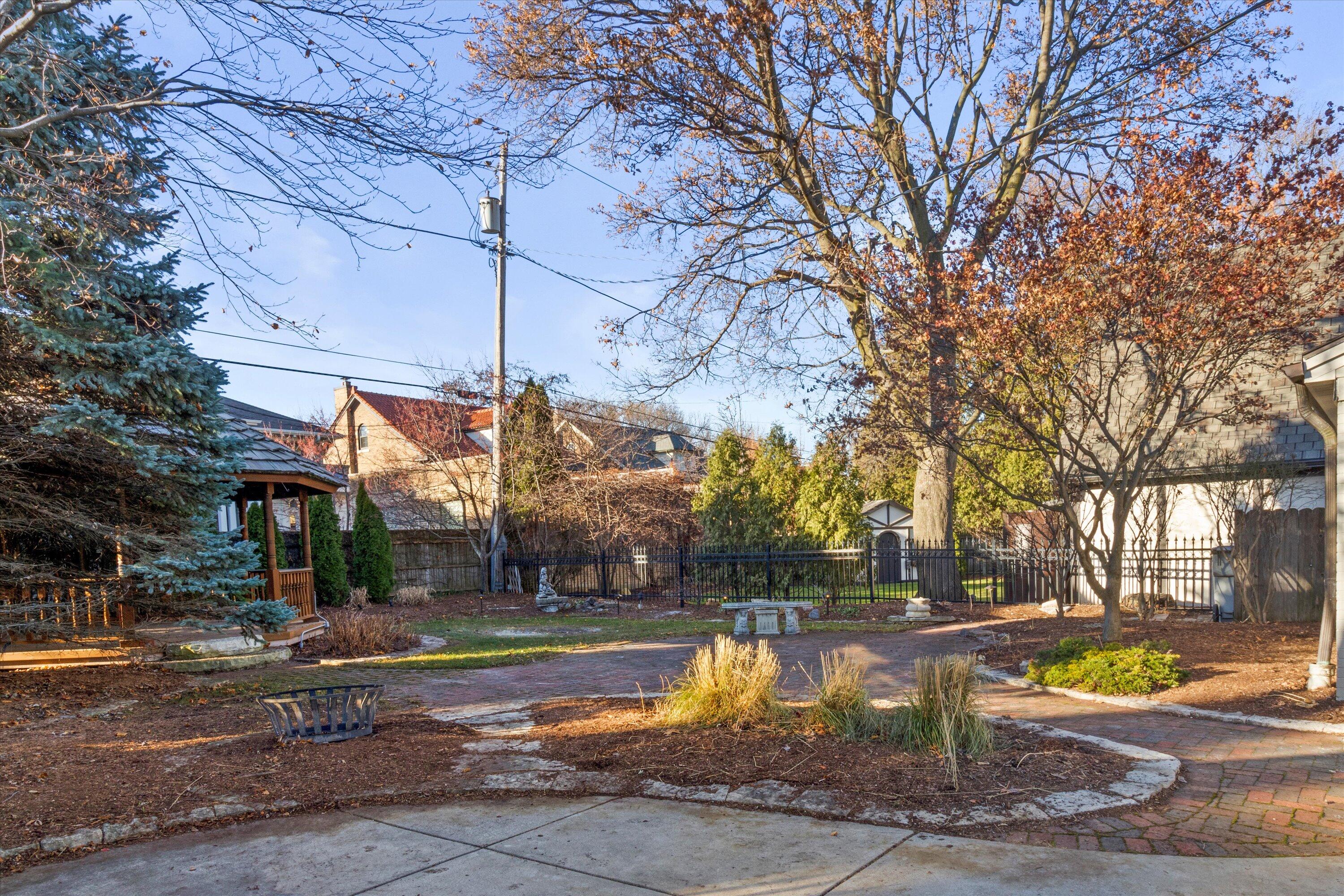3459 N Lake Dr