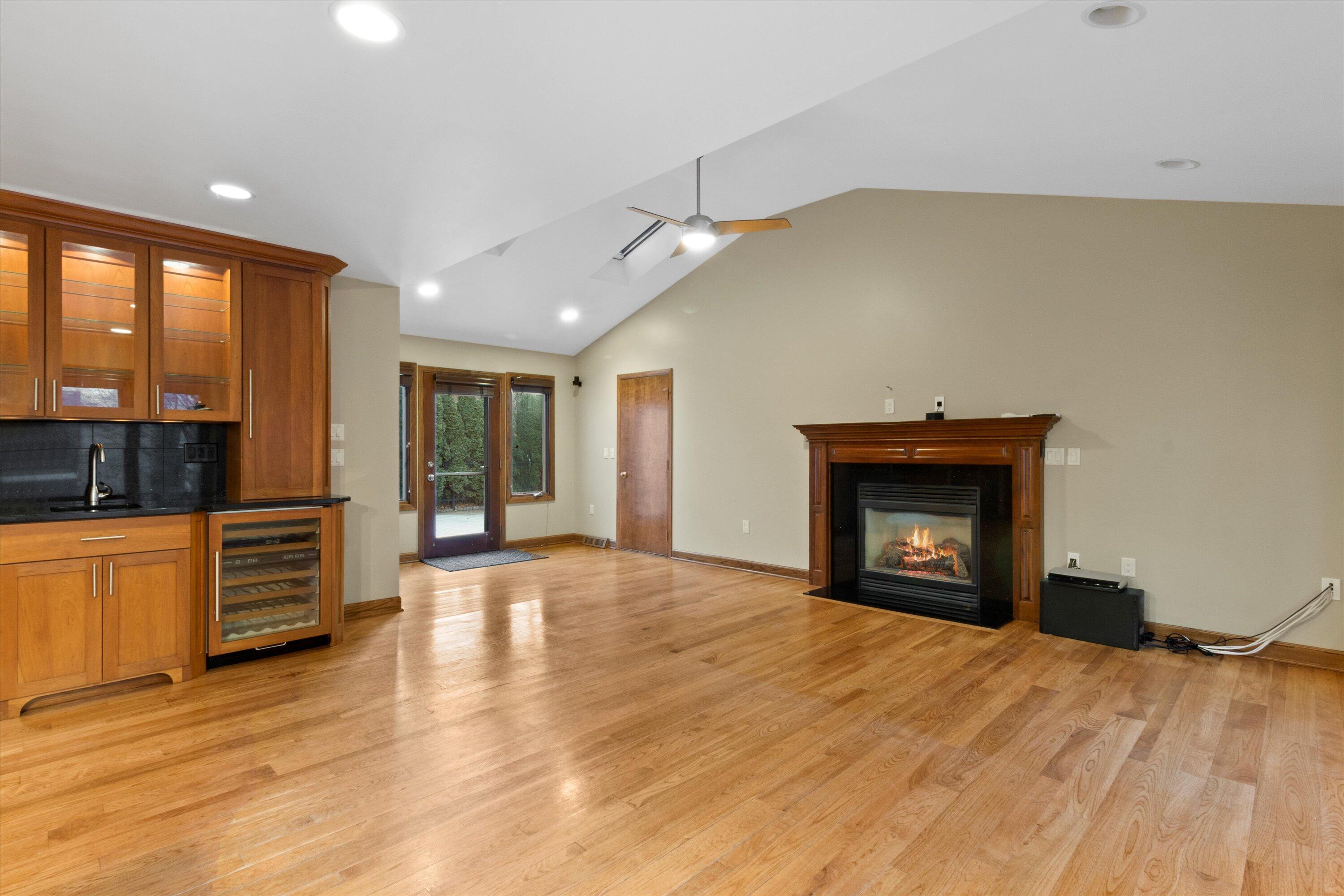3459 N Lake Dr