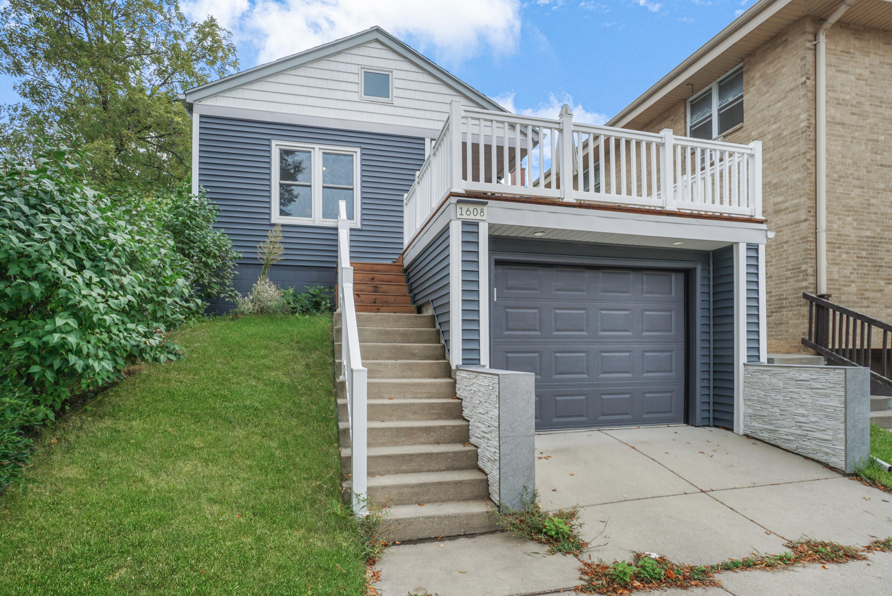 1608 N Astor St